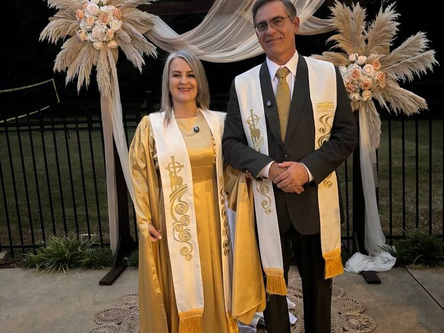 ¿Por Qué Elegir un Oficiante Bilingüe para tu Ceremonia de Boda?