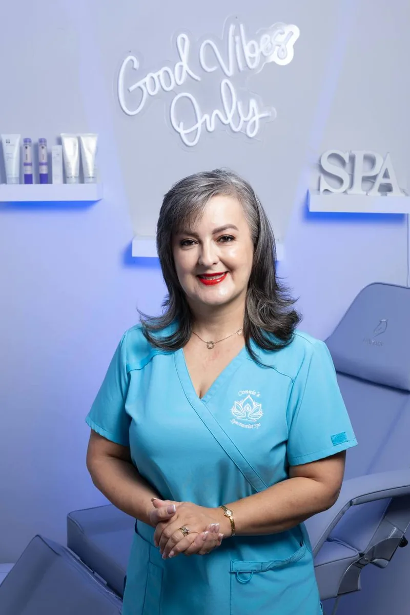 Connie Spa, Constanza Cowell Constanza Cowell, de Connie Spa, en su cabina de faciales.